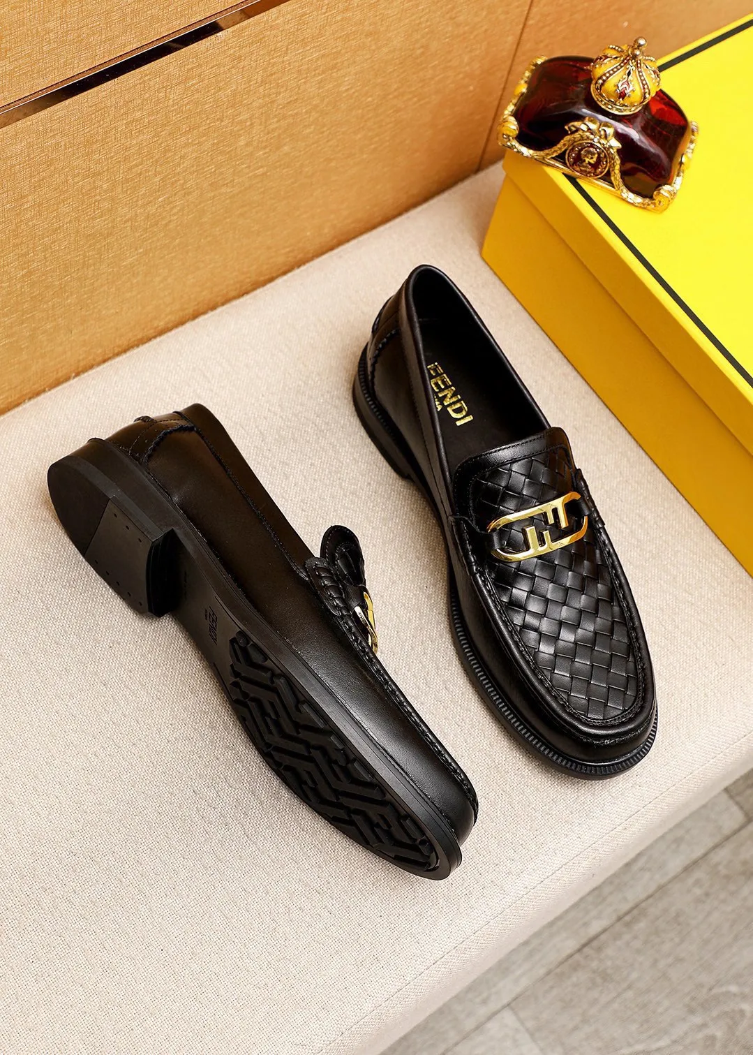 Men's shoes 💰460 💐 Product trademark: FENDI [Fendi] casual leather shoes Regular size: 38-44 (45🉑️customized) Product materials: Selected imported first-layer cowhide embossed upper + luxury hardware buckle, imported cowhide lining. Strong three-dimensional visual effect, rubber outsole Color: 1⃣️color optional